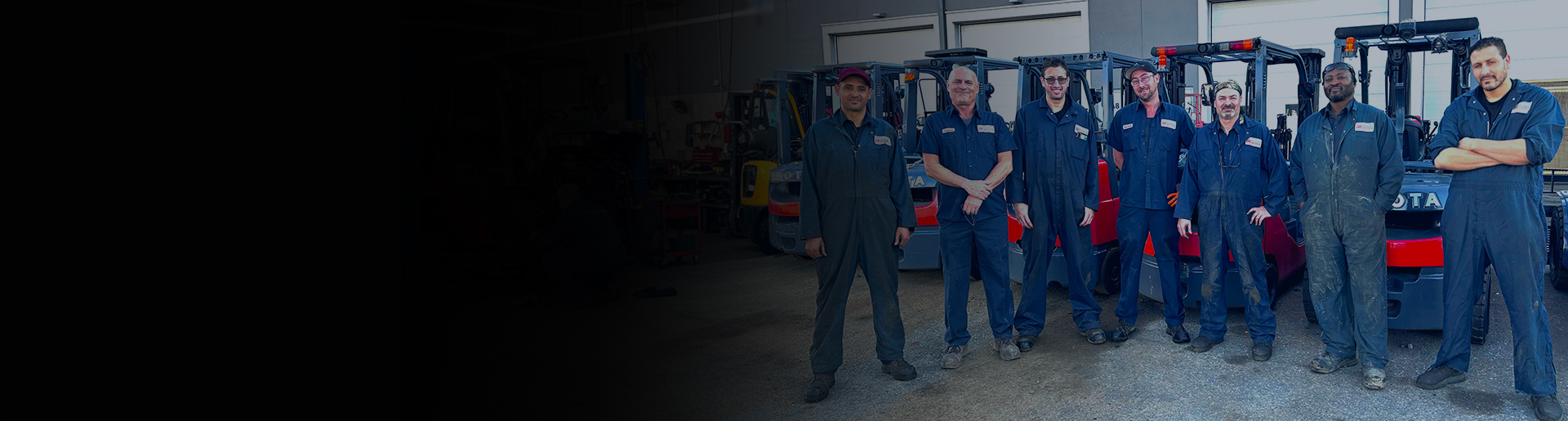 Équipe de techniciens spécialisés en maintenance et réparation de chariots élévateurs, prêts à offrir un service professionnel pour assurer la performance des équipements industriels.
