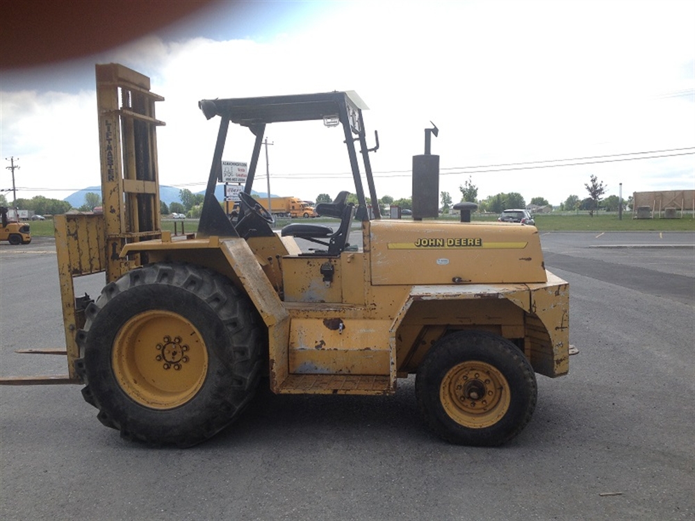 JOHN DEER 