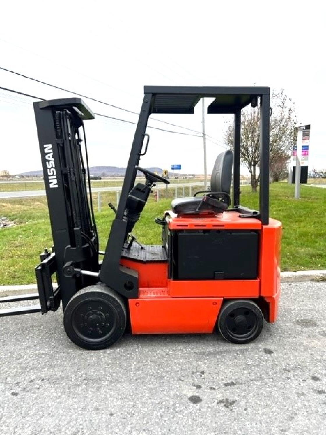 Cushion electric forklift Nissan 2005 #12395