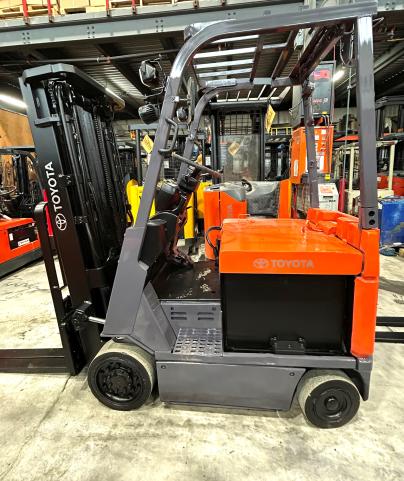 Chariot(s) Chariots élévateurs éléctriques sur pneus à bandage Toyota