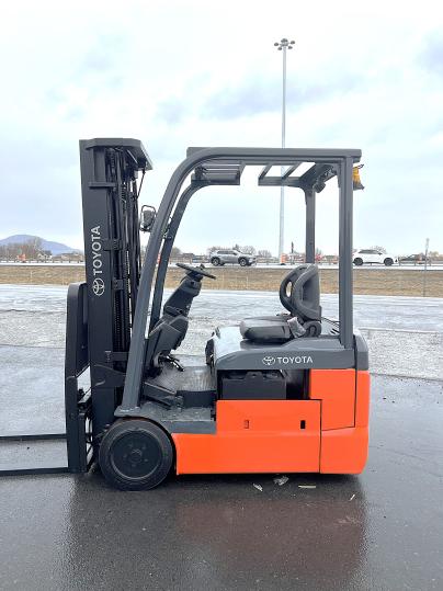Chariot(s) Chariots élévateurs éléctriques sur 3 pneus à bandage Toyota
