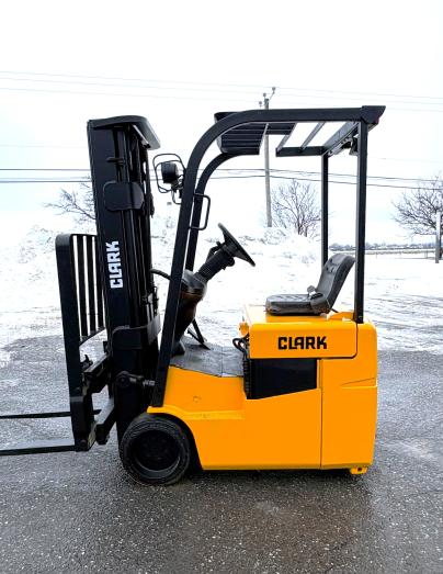Chariot(s) Chariots élévateurs éléctriques sur 3 pneus à bandage Clark