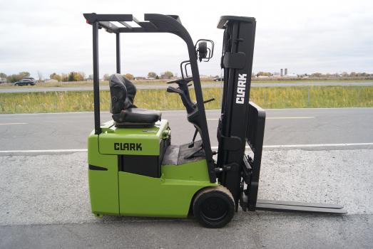 Chariot(s) Chariots élévateurs éléctriques sur 3 pneus à bandage Clark