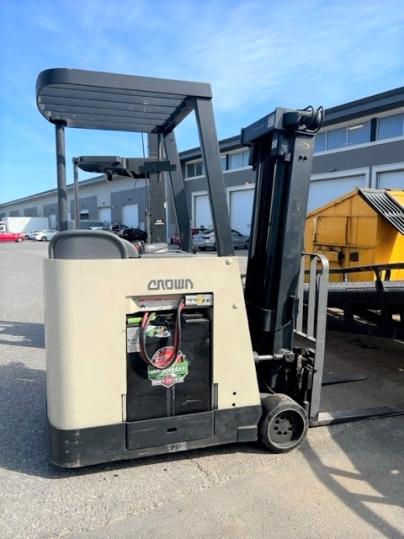 Chariot(s) Chariot élévateur à conducteur debout Crown